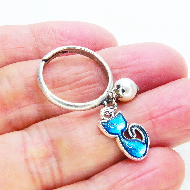 アンティークシルバー 可愛いブルーカラーの猫モチーフとスワロフスキーパールのリング フリーサイズ