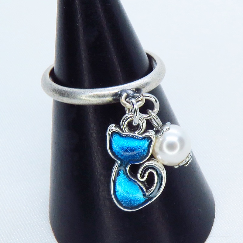 アンティークシルバー 可愛いブルーカラーの猫モチーフとスワロフスキーパールのリング フリーサイズ