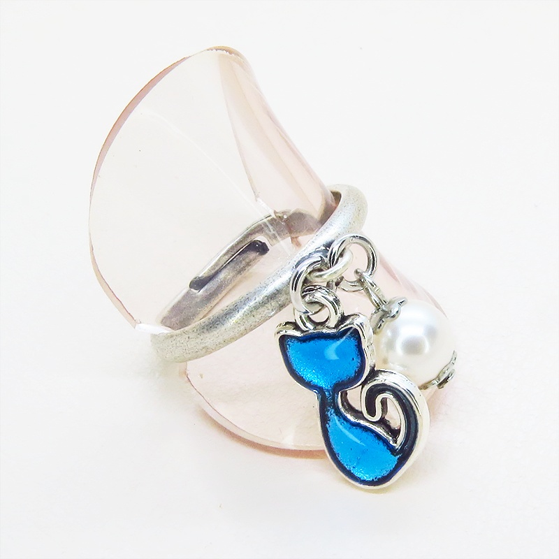 アンティークシルバー 可愛いブルーカラーの猫モチーフとスワロフスキーパールのリング フリーサイズ