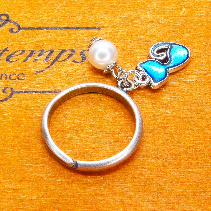 アンティークシルバー 可愛いブルーカラーの猫モチーフとスワロフスキーパールのリング フリーサイズ