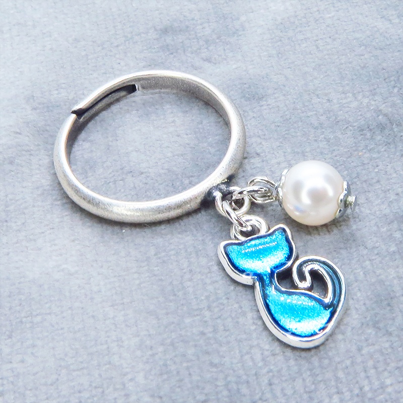 アンティークシルバー 可愛いブルーカラーの猫モチーフとスワロフスキーパールのリング フリーサイズ