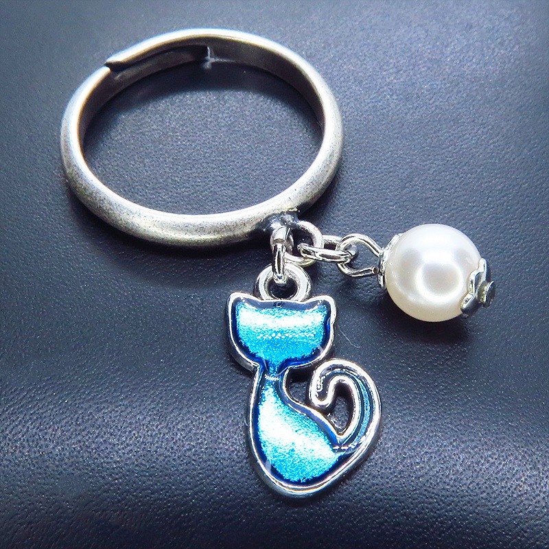 アンティークシルバー 可愛いブルーカラーの猫モチーフとスワロフスキーパールのリング フリーサイズ