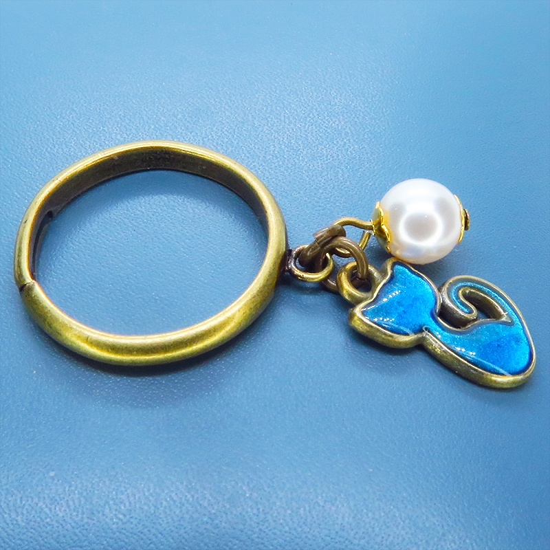 アンティークゴールド 可愛いブルーカラーの猫モチーフとスワロフスキーパールのリング フリーサイズ