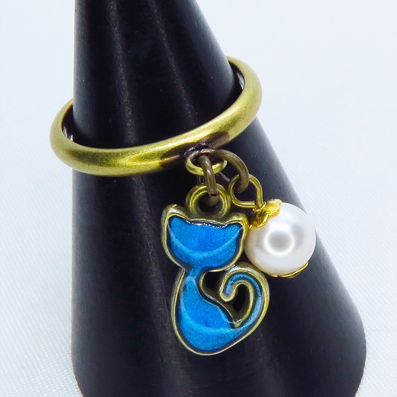 アンティークゴールド 可愛いブルーカラーの猫モチーフとスワロフスキーパールのリング フリーサイズ