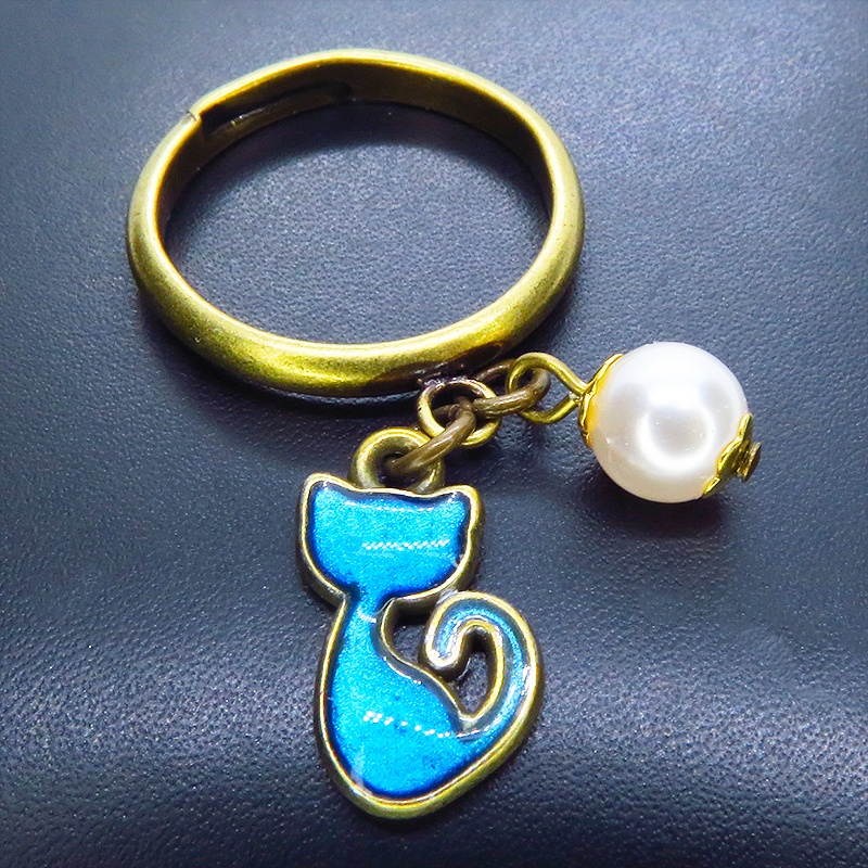 アンティークゴールド 可愛いブルーカラーの猫モチーフとスワロフスキーパールのリング フリーサイズ