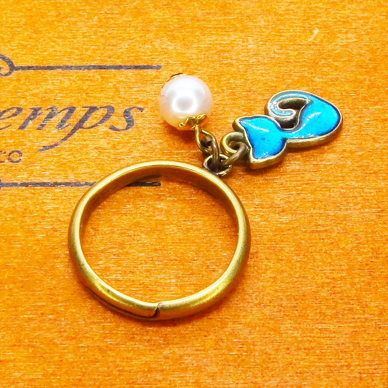 アンティークゴールド 可愛いブルーカラーの猫モチーフとスワロフスキーパールのリング フリーサイズ