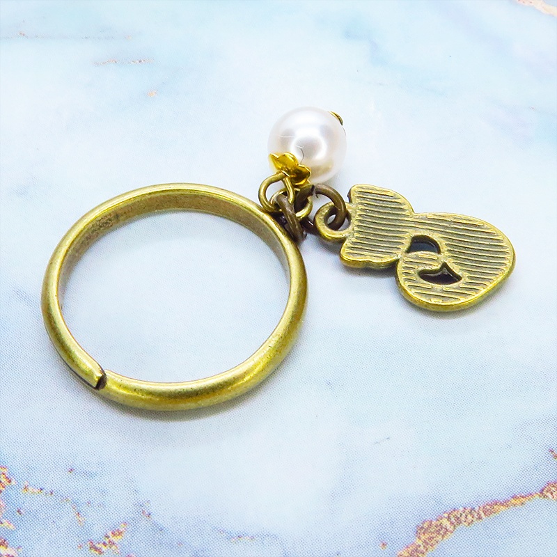 アンティークゴールド 可愛いブルーカラーの猫モチーフとスワロフスキーパールのリング フリーサイズ