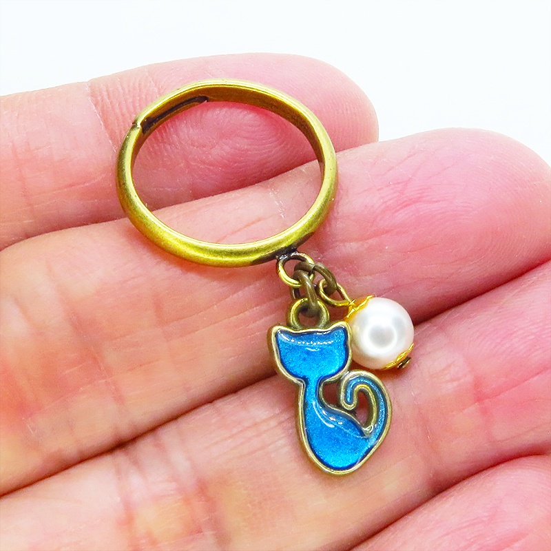 アンティークゴールド 可愛いブルーカラーの猫モチーフとスワロフスキーパールのリング フリーサイズ