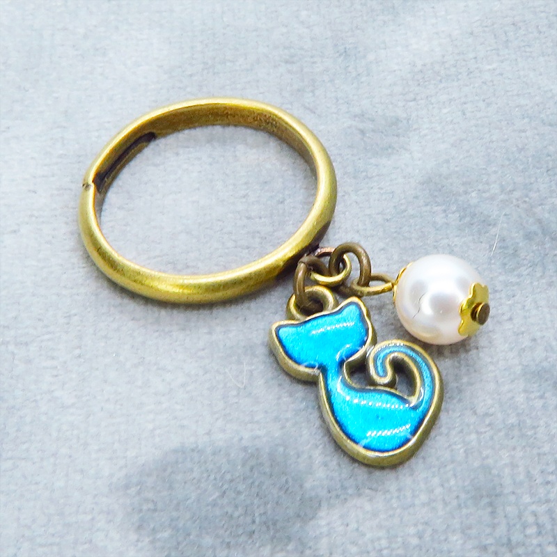 アンティークゴールド 可愛いブルーカラーの猫モチーフとスワロフスキーパールのリング フリーサイズ