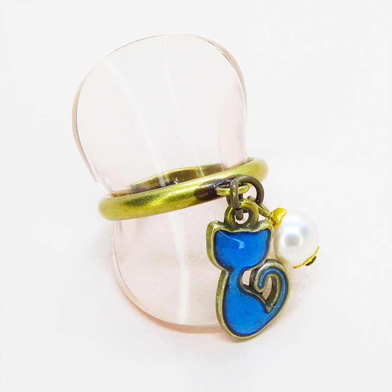 アンティークゴールド 可愛いブルーカラーの猫モチーフとスワロフスキーパールのリング フリーサイズ