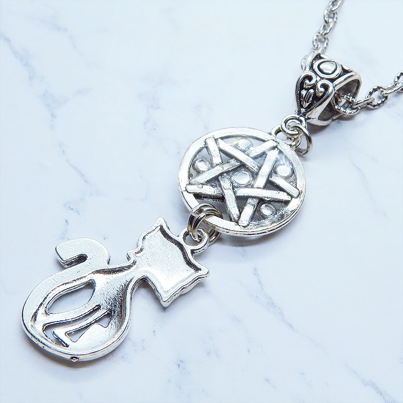 アンティークシルバー 猫とペンダグラムのオリエンタル風ネックレス ラインストーン レジン 長さ調整可