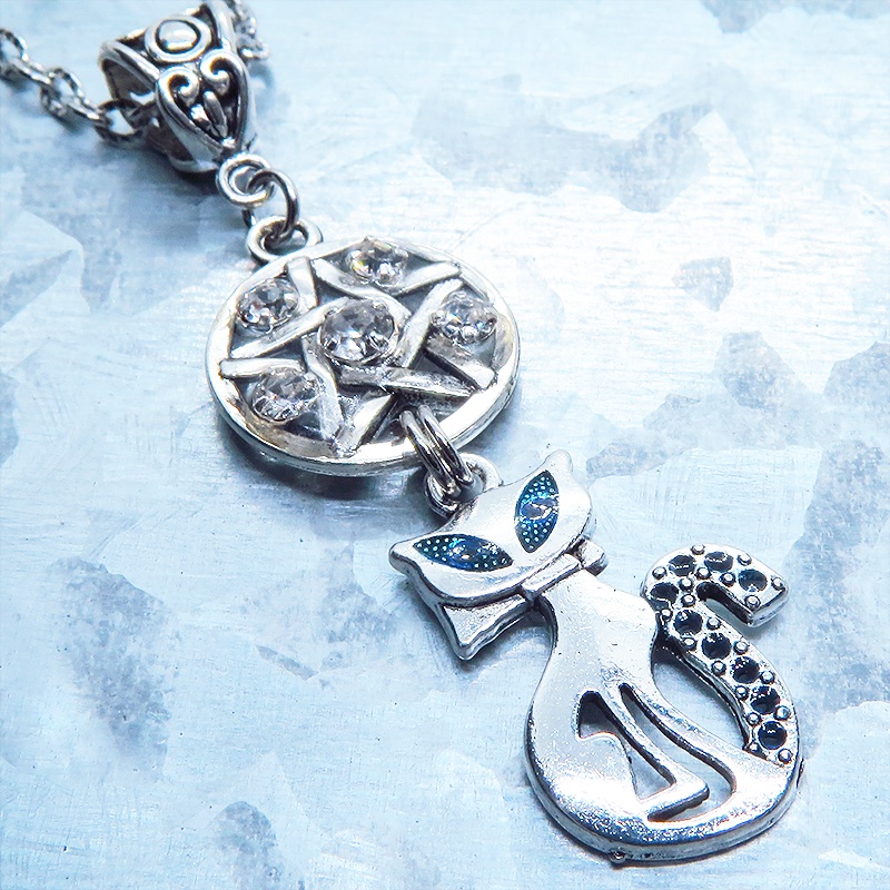 アンティークシルバー 猫とペンダグラムのオリエンタル風ネックレス ラインストーン レジン 長さ調整可