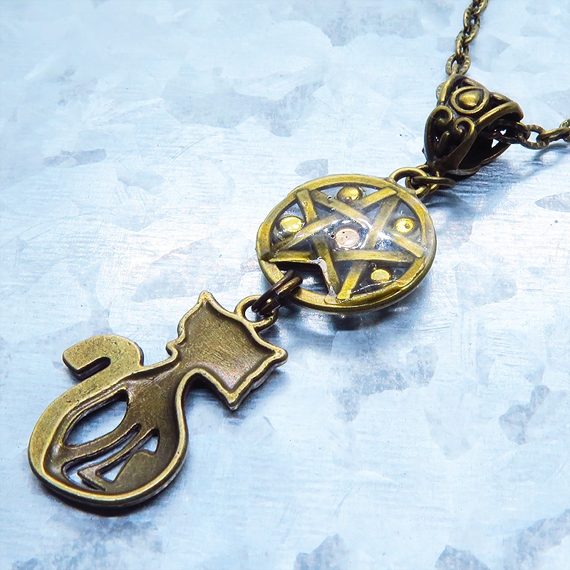 アンティークゴールド 猫とペンダグラムのオリエンタル風ネックレス ラインストーン レジン 長さ調整可