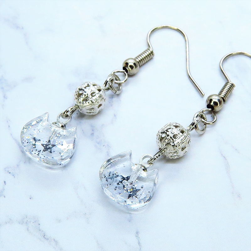 クリアな猫フェイスモチーフとメタルビーズを組合せたピアス シルバーカラー サージカル可