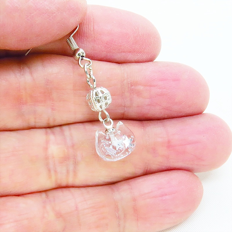 クリアな猫フェイスモチーフとメタルビーズを組合せたピアス シルバーカラー サージカル可