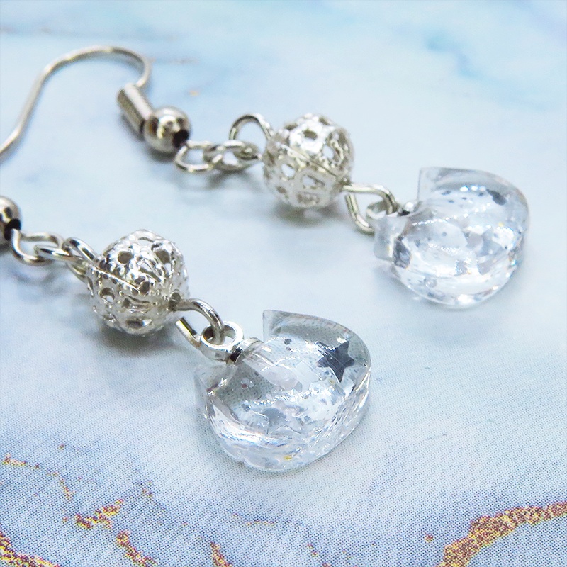 クリアな猫フェイスモチーフとメタルビーズを組合せたピアス シルバーカラー サージカル可