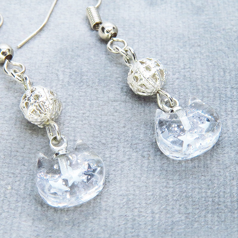 クリアな猫フェイスモチーフとメタルビーズを組合せたピアス シルバーカラー サージカル可