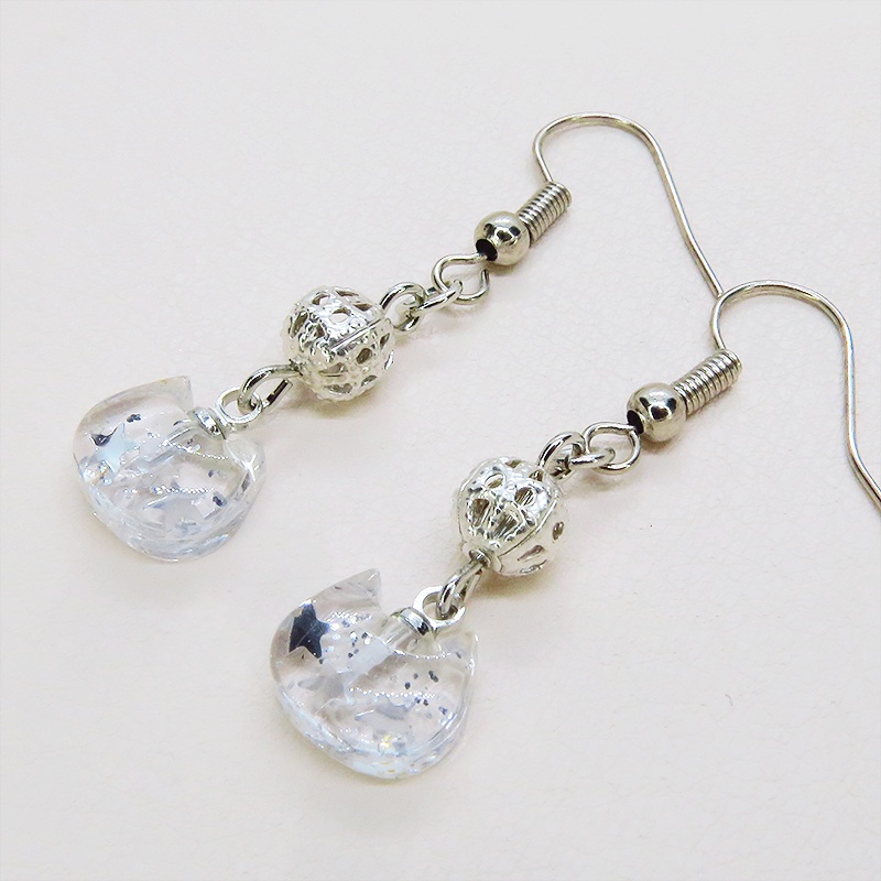 クリアな猫フェイスモチーフとメタルビーズを組合せたピアス シルバーカラー サージカル可