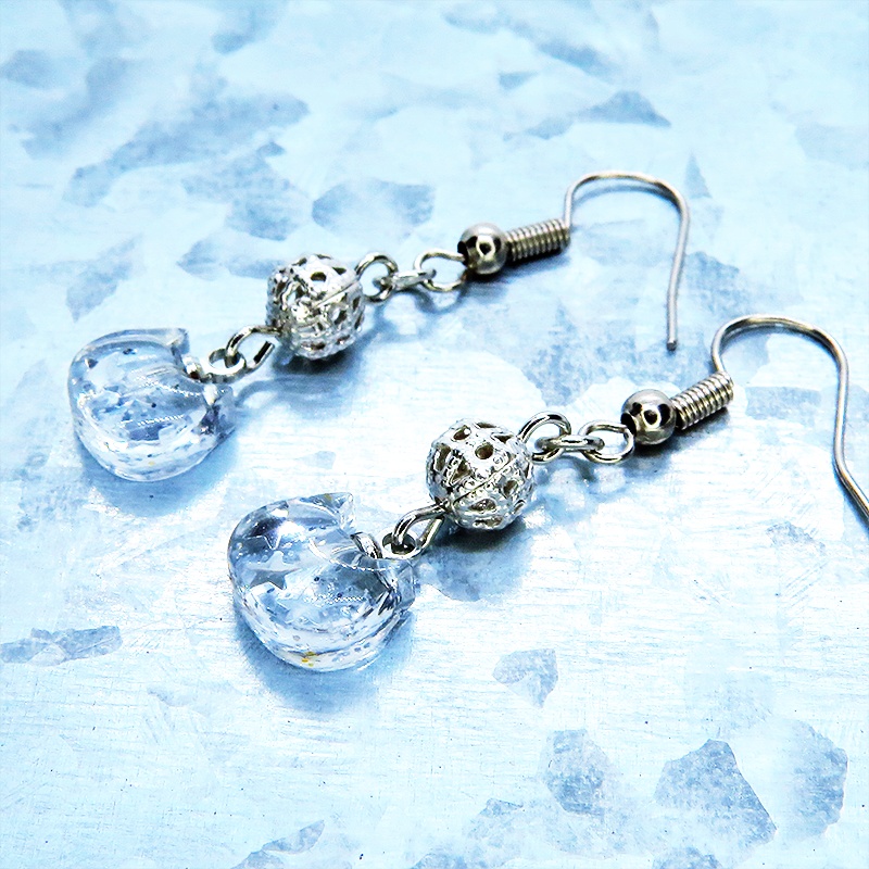 クリアな猫フェイスモチーフとメタルビーズを組合せたピアス シルバーカラー サージカル可