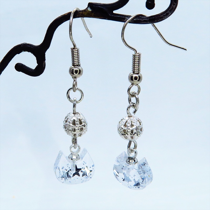 クリアな猫フェイスモチーフとメタルビーズを組合せたピアス シルバーカラー サージカル可