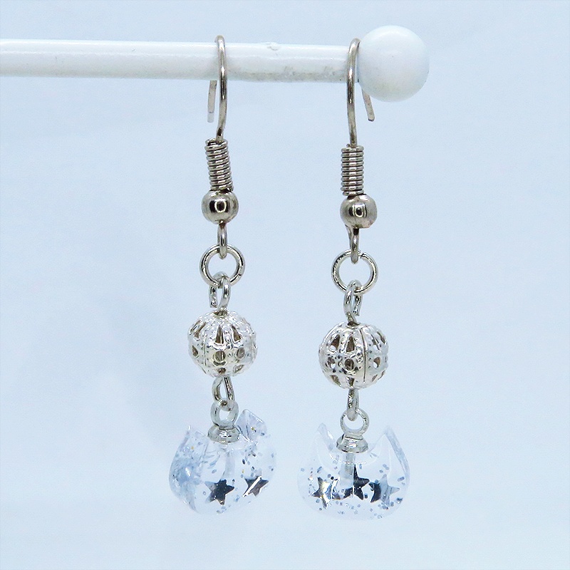 クリアな猫フェイスモチーフとメタルビーズを組合せたピアス シルバーカラー サージカル可