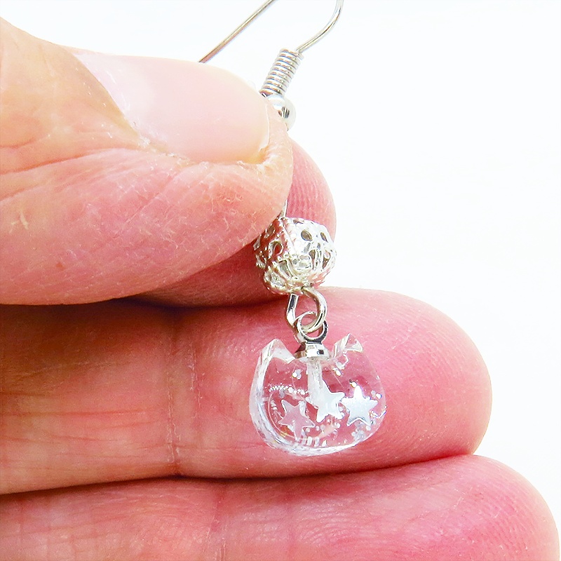 クリアな猫フェイスモチーフとメタルビーズを組合せたピアス シルバーカラー サージカル可