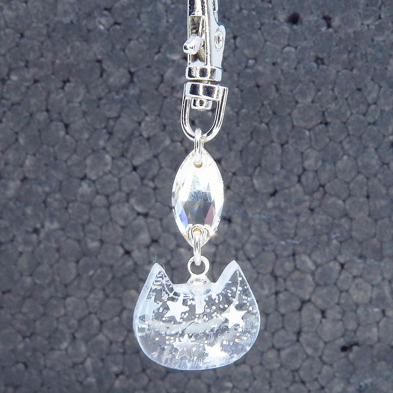 クリアな猫フェイスチャームとスワロフスキーのキーホルダー シルバーカラー バッグチャーム 金具変更可