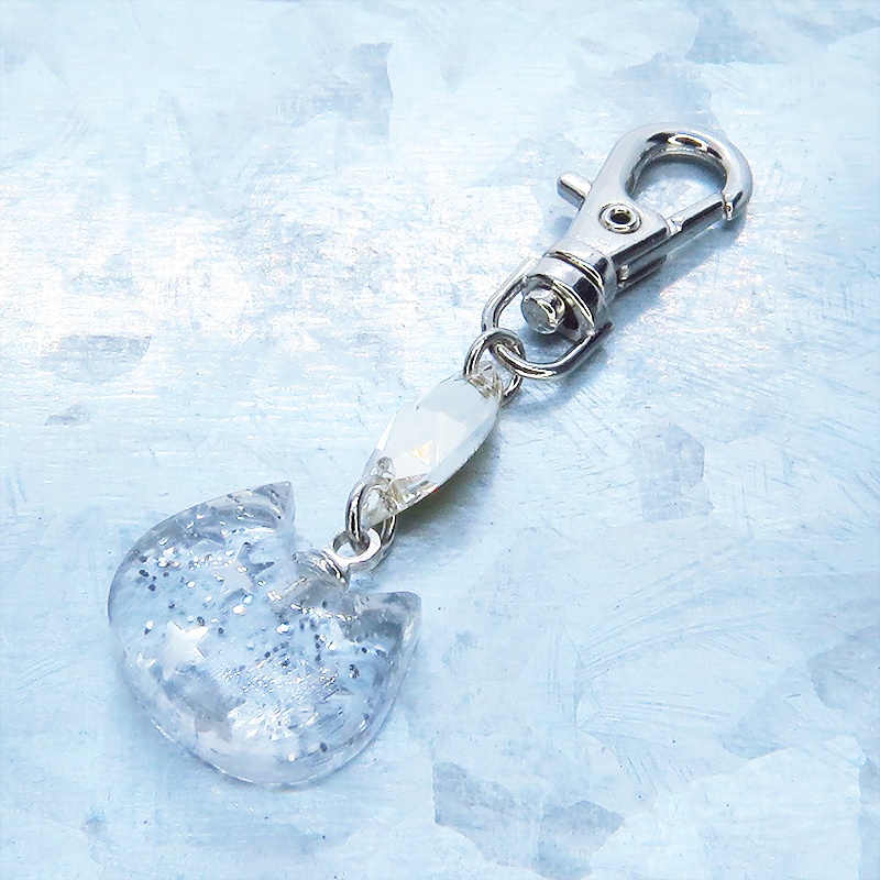 クリアな猫フェイスチャームとスワロフスキーのキーホルダー シルバーカラー バッグチャーム 金具変更可