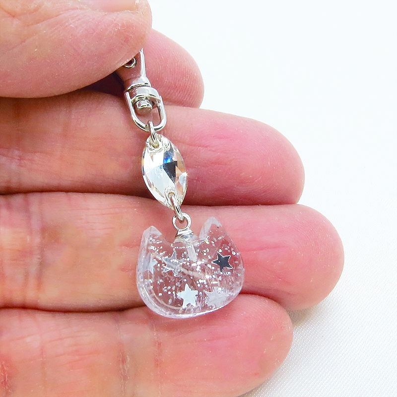 クリアな猫フェイスチャームとスワロフスキーのキーホルダー シルバーカラー バッグチャーム 金具変更可