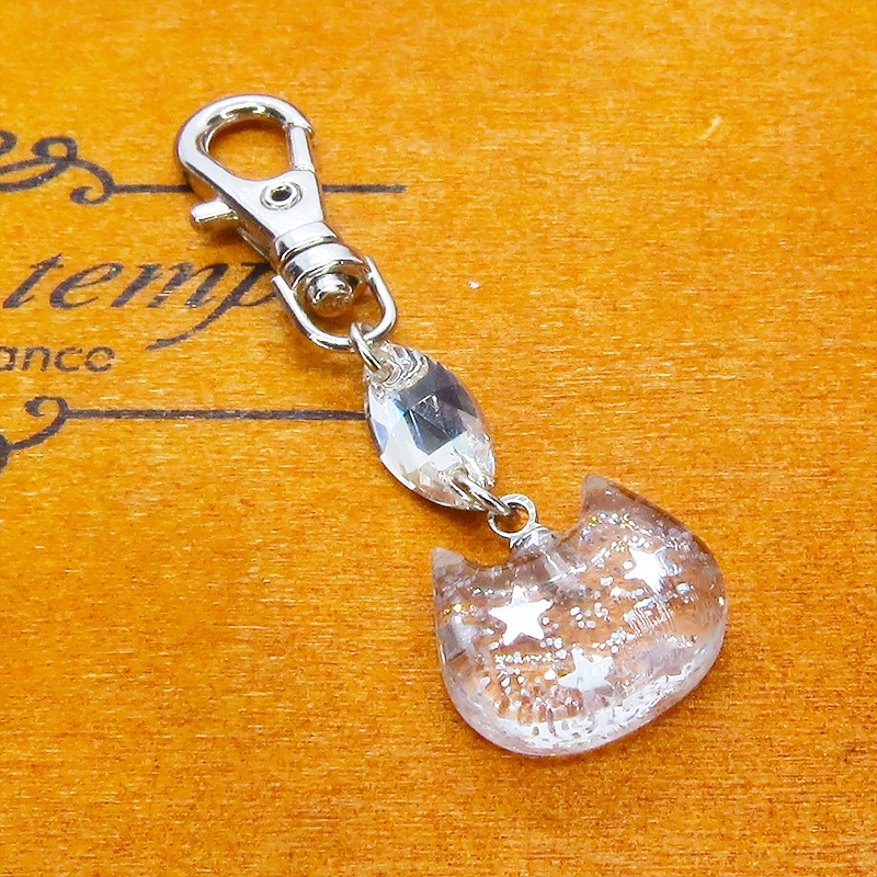 クリアな猫フェイスチャームとスワロフスキーのキーホルダー シルバーカラー バッグチャーム 金具変更可