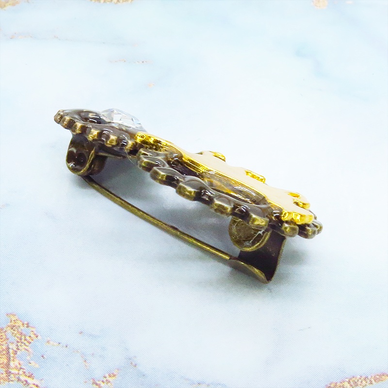 歩く猫シルエットモチーフと歯車のスチームパンク風ブローチ ラインストーン バッジ アンティークゴールド