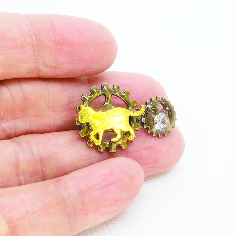 歩く猫シルエットモチーフと歯車のスチームパンク風ブローチ ラインストーン バッジ アンティークゴールド