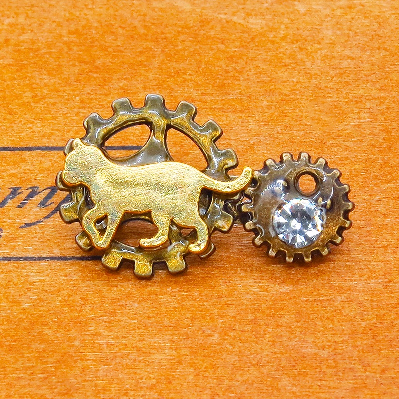 歩く猫シルエットモチーフと歯車のスチームパンク風ブローチ ラインストーン バッジ アンティークゴールド