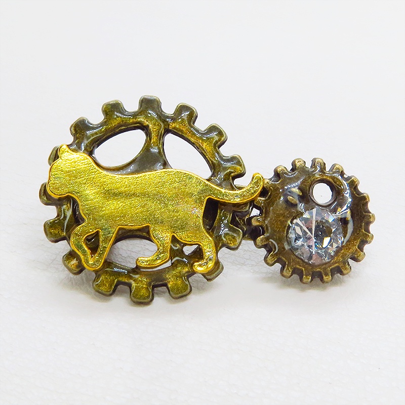 歩く猫シルエットモチーフと歯車のスチームパンク風ブローチ ラインストーン バッジ アンティークゴールド