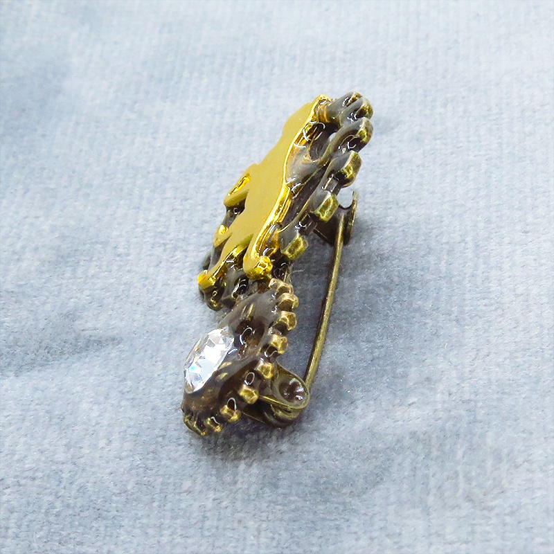 歩く猫シルエットモチーフと歯車のスチームパンク風ブローチ ラインストーン バッジ アンティークゴールド