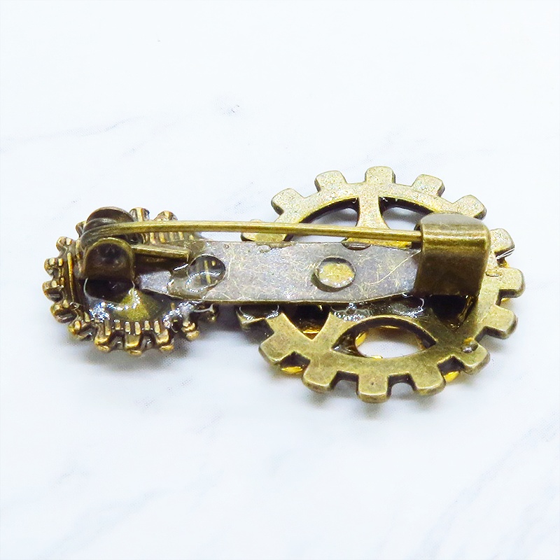 歩く猫シルエットモチーフと歯車のスチームパンク風ブローチ ラインストーン バッジ アンティークゴールド