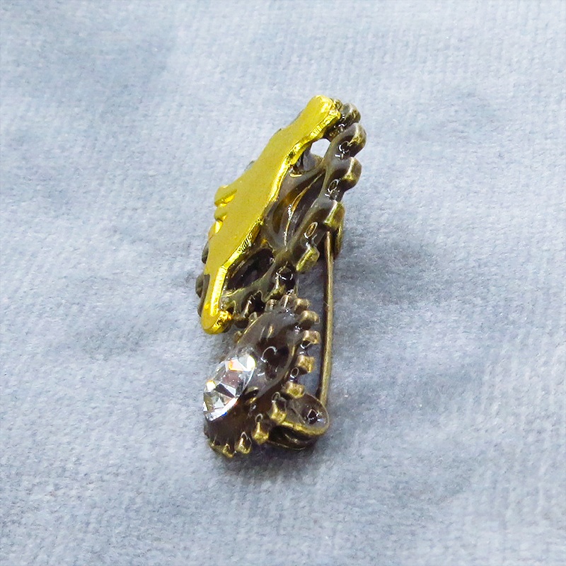 見上げる猫シルエットモチーフと歯車のスチームパンク風ブローチ ラインストーン バッジ アンティークゴールド