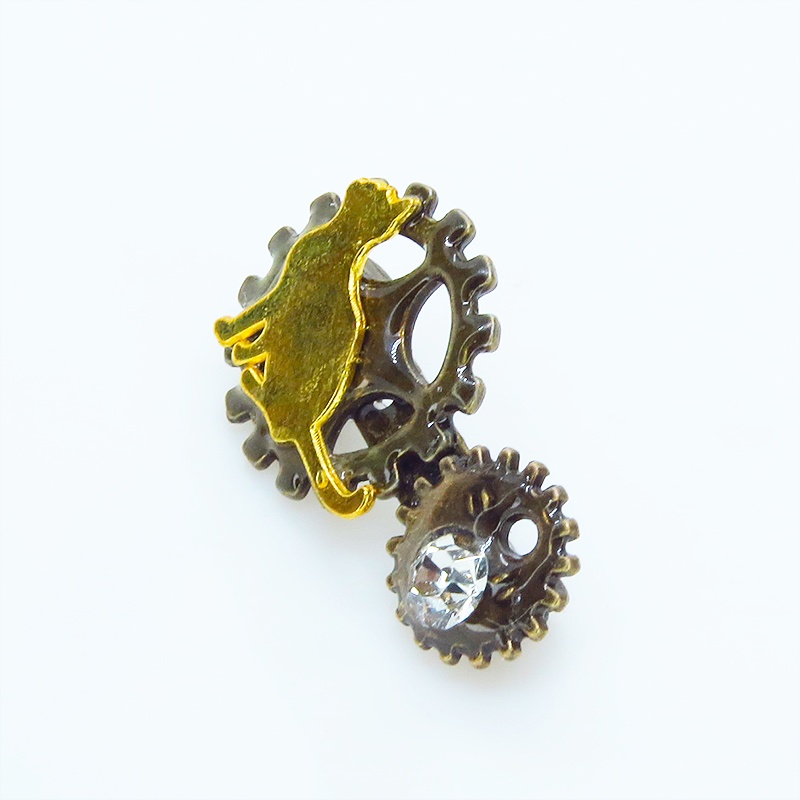 見上げる猫シルエットモチーフと歯車のスチームパンク風ブローチ ラインストーン バッジ アンティークゴールド