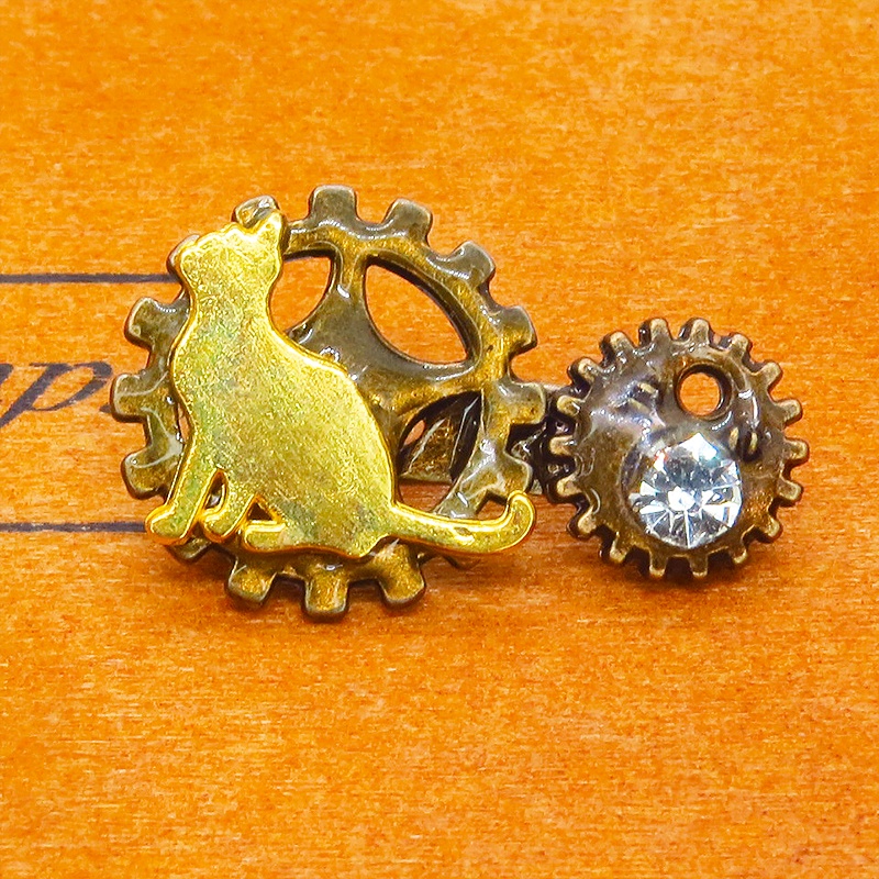 見上げる猫シルエットモチーフと歯車のスチームパンク風ブローチ ラインストーン バッジ アンティークゴールド
