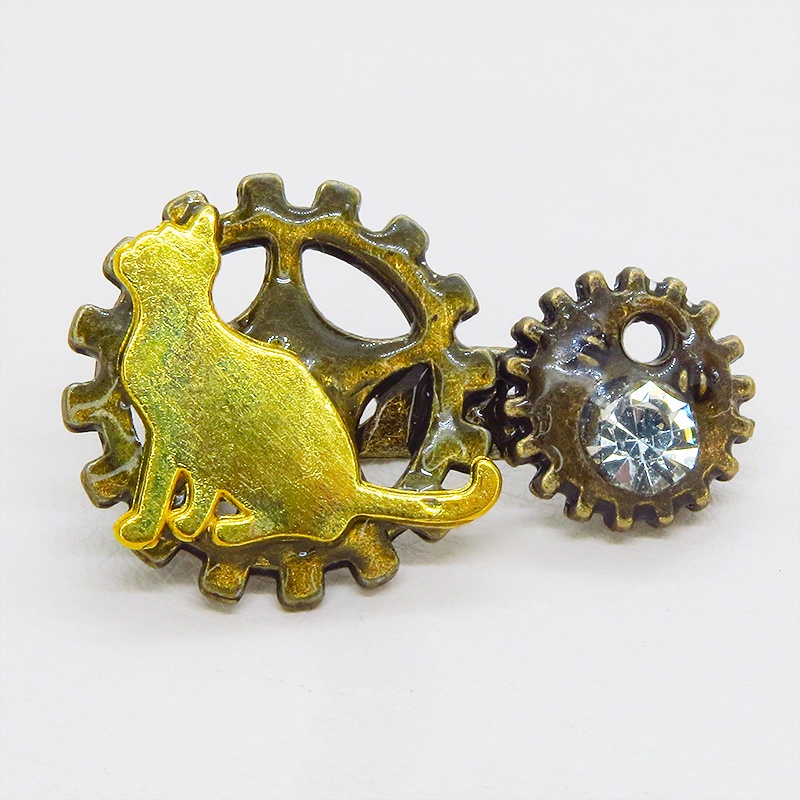 見上げる猫シルエットモチーフと歯車のスチームパンク風ブローチ ラインストーン バッジ アンティークゴールド