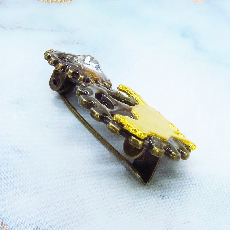 見上げる猫シルエットモチーフと歯車のスチームパンク風ブローチ ラインストーン バッジ アンティークゴールド