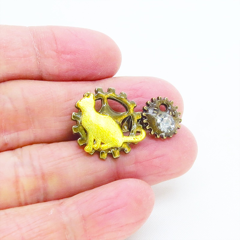 見上げる猫シルエットモチーフと歯車のスチームパンク風ブローチ ラインストーン バッジ アンティークゴールド