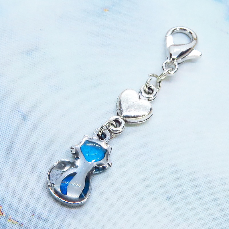 マスク・スマホチャーム シルバーカラー 猫モチーフとハートのコンパクトなチャーム ブルーカラーレジン 金具変更可