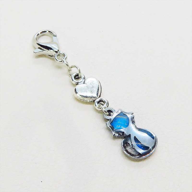 マスク・スマホチャーム シルバーカラー 猫モチーフとハートのコンパクトなチャーム ブルーカラーレジン 金具変更可