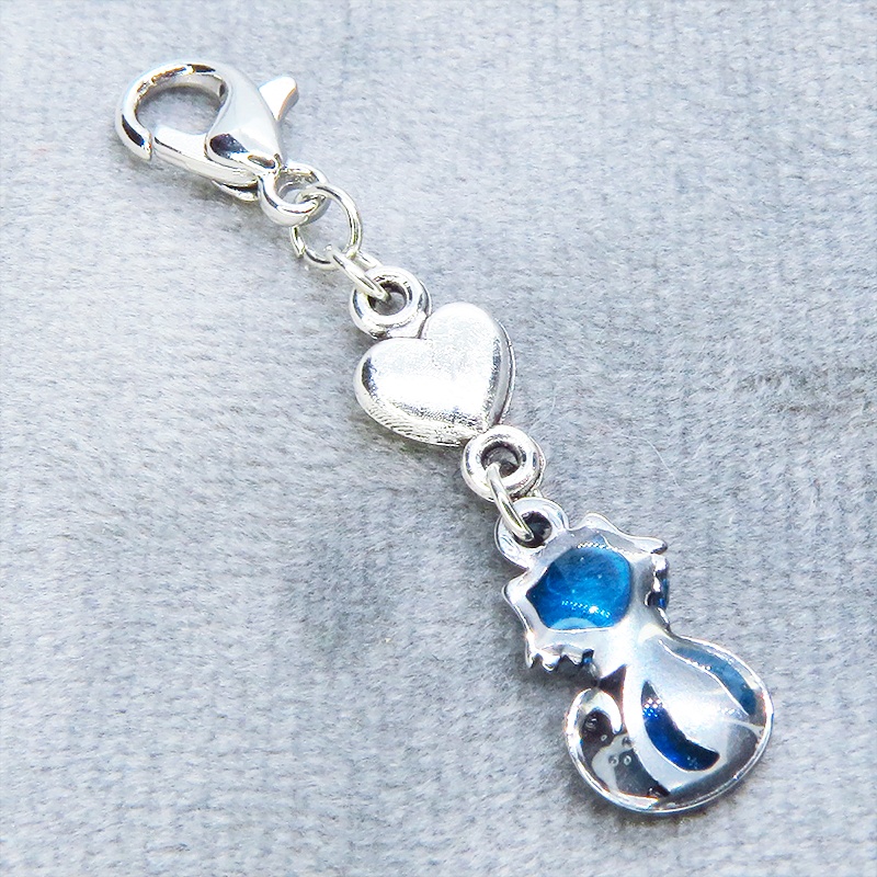 マスク・スマホチャーム シルバーカラー 猫モチーフとハートのコンパクトなチャーム ブルーカラーレジン 金具変更可
