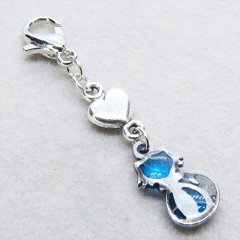 マスク・スマホチャーム シルバーカラー 猫モチーフとハートのコンパクトなチャーム ブルーカラーレジン 金具変更可