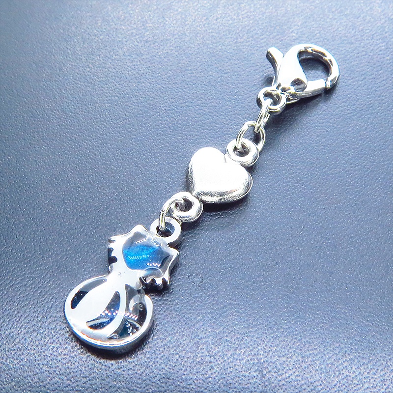 マスク・スマホチャーム シルバーカラー 猫モチーフとハートのコンパクトなチャーム ブルーカラーレジン 金具変更可