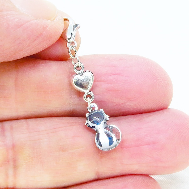 マスク・スマホチャーム シルバーカラー 猫モチーフとハートのコンパクトなチャーム ブルーカラーレジン 金具変更可