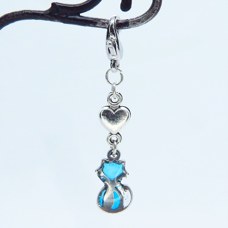 マスク・スマホチャーム シルバーカラー 猫モチーフとハートのコンパクトなチャーム ブルーカラーレジン 金具変更可