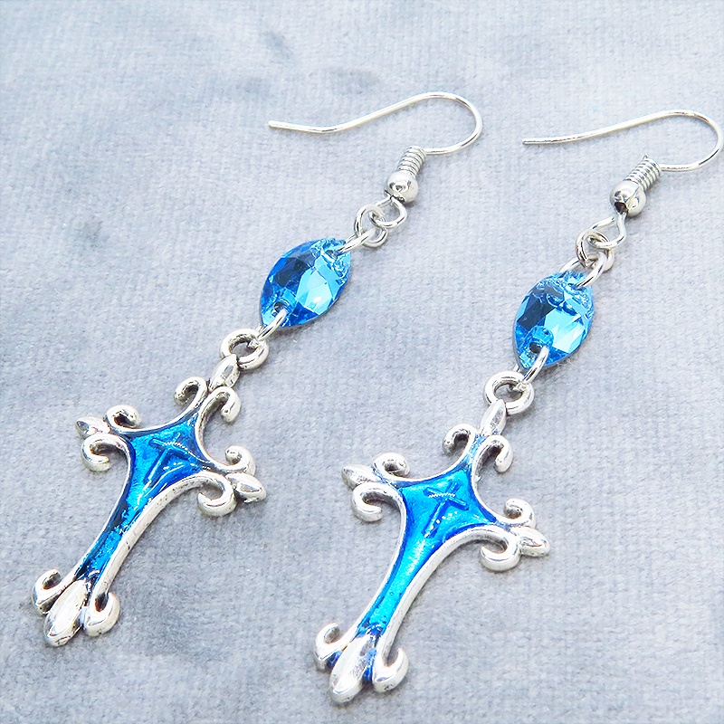 アンティークシルバー ゴシック調ロザリオをマリンブルーレジンで彩色したピアス スワロフスキーアクアマリン サージカル可